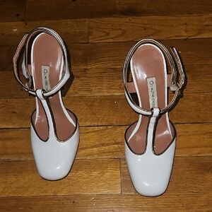 Vero Cuoio White and Tan Heels
